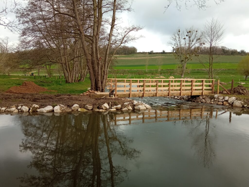 Bras de rivière et passerelle piétonne