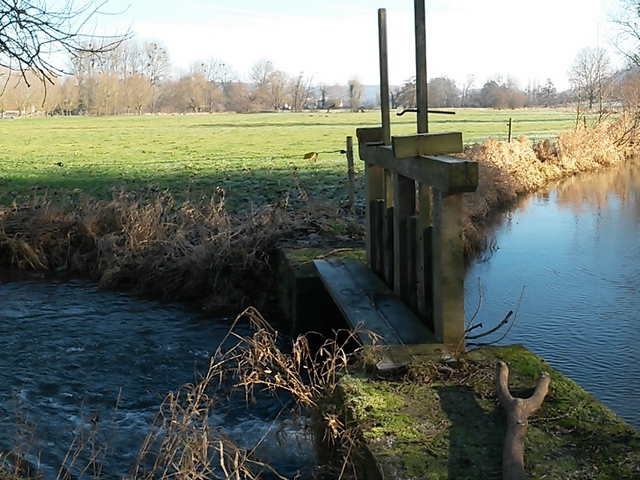 Ancien vannage pour la répartition des eaux entre deux bras de rivière