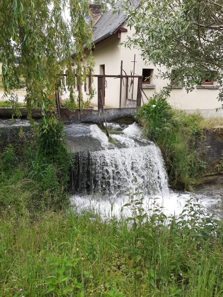 Vannage et chute d'eau près d'un moulin