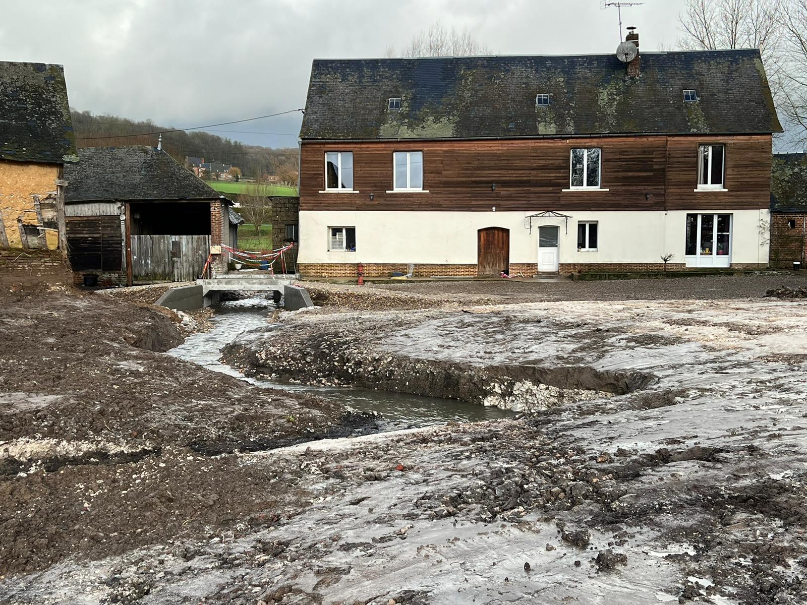 Rivière serpentant près d'un moulin