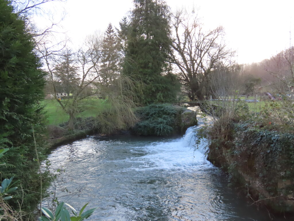 Chute d'eau créée par un ancien vannage en rivière