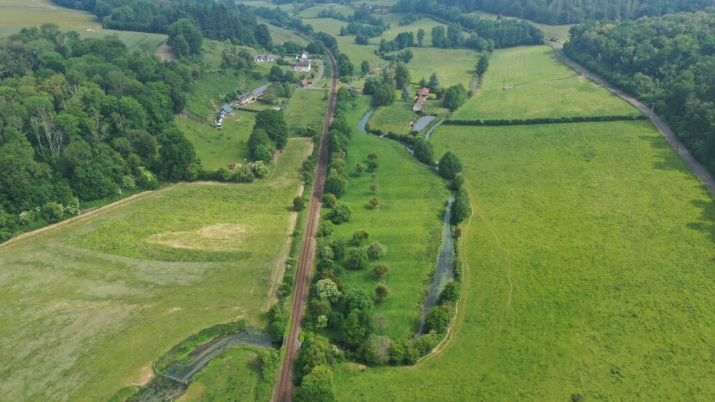 Vue aérienne d'un cours d'eau