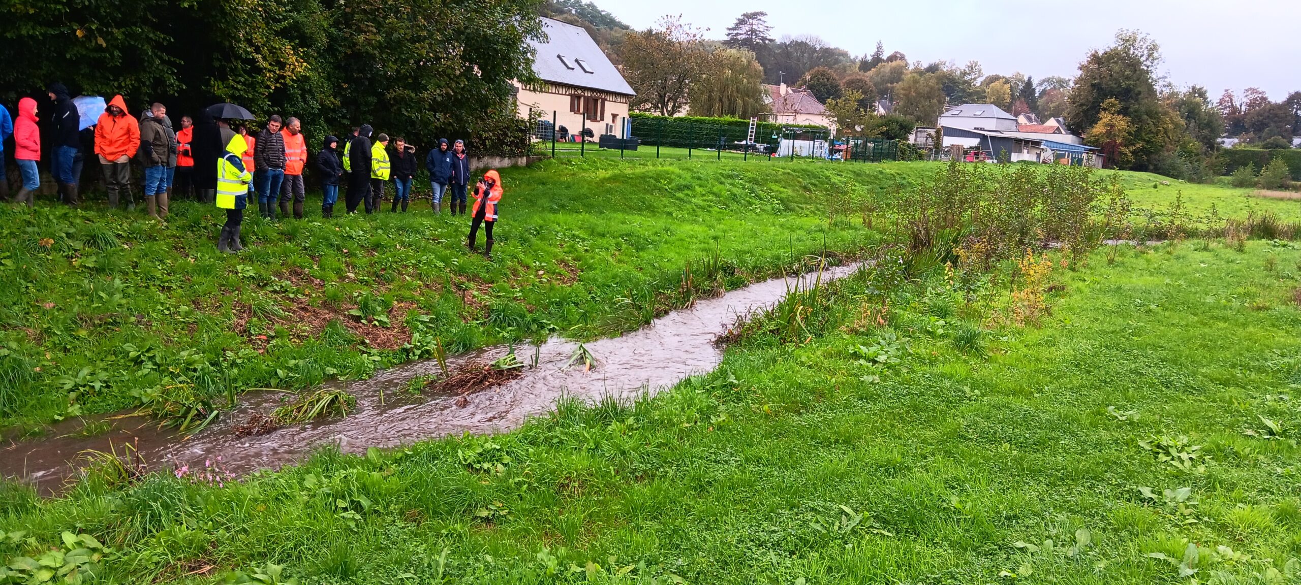 Groupe de personnes au bord 'un cours d'eau