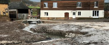 Rivière serpentant près d'un moulin