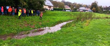 Groupe de personnes au bord 'un cours d'eau