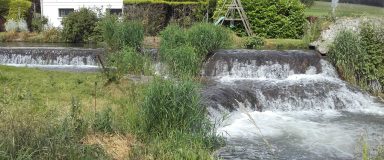 Chutes d'eau d'une rivière sur d'anciens ouvrages résiduels d'un moulin aujourd'hui disparu