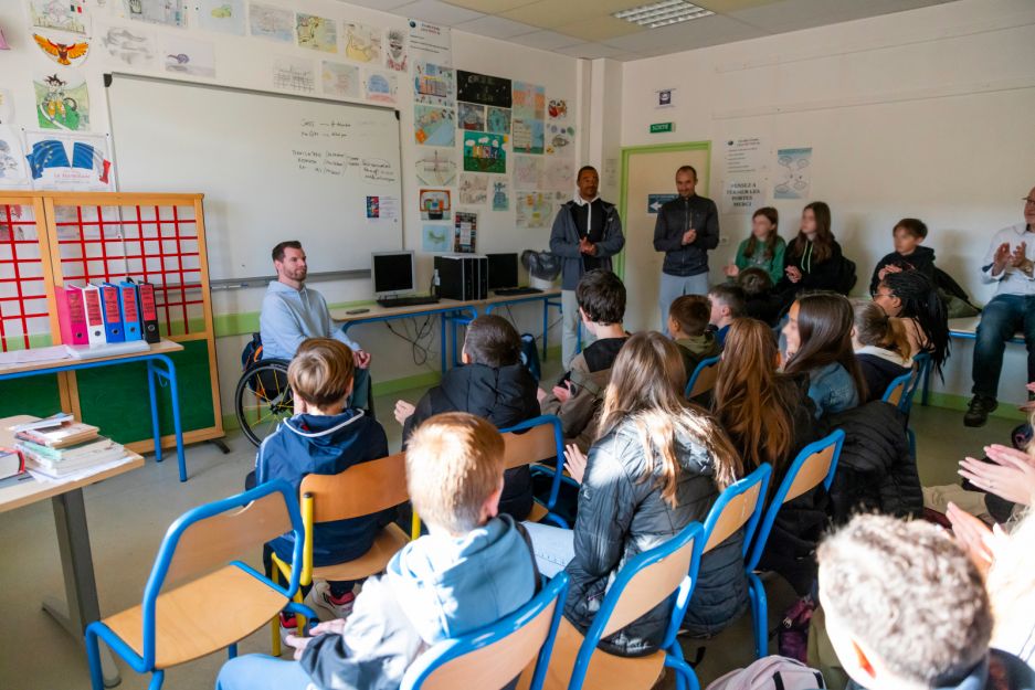 Florian Merrien change avec des collgiens dans leur classe