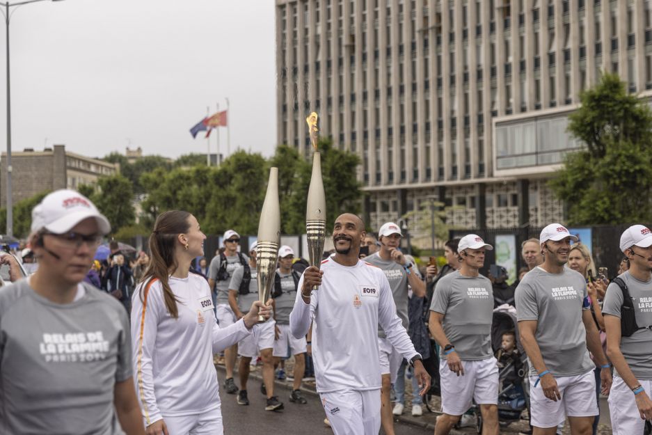 Vendredi 5 juillet, le relais de la Flamme Olympique  Rouen, devant l'Htel du Dpartement.