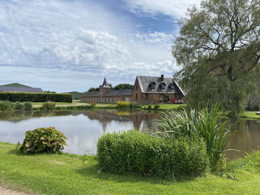 Les curies et le colombier de la ferme du logis.