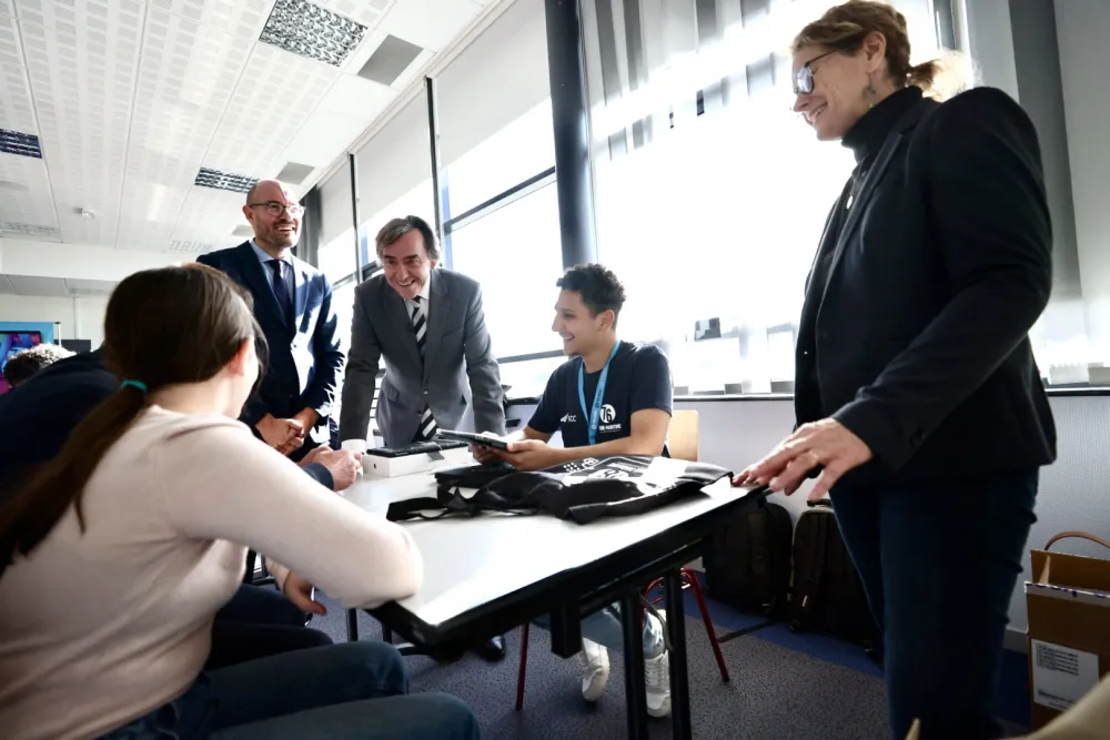 Bertrand Bellanger, prsident du Dpartement, en prsence de Nicolas Bertrand et  Armelle Biloquet, conseillers dpartementaux du canton de Neufchtel-en-Bray, taient prsents pour la distribution au collge Albert-Schweitzer, vendredi 13 septembre 2024.