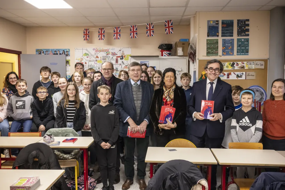 Jeudi 12 dcembre, le Prsident du Dpartement, Bertrand  Bellanger, en prsence d'Alain Bazille et Dominique Tessier, Conseillers dpartementaux du canton de Fcamp, taient au collge Eugne-Delacroix  Valmont, pour distribuer le livre aux lves.