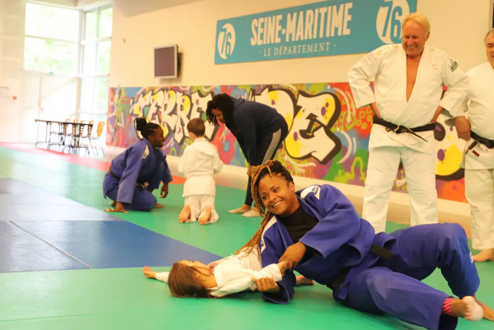 Rencontre martiale et conviviale entre des athltes cubains et de jeunes judokas de Seine-Maritime, mercredi 8 mai, au dojo dpartemental de Forges-les-Eaux.